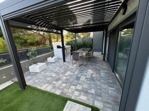 a patio with a table and chairs on a house at 7 Kings Crib in Nin