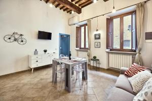 a living room with a table and a couch at La Casa di Nonna Danda in Montepulciano