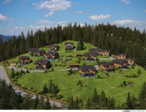 une maison au sommet d'une colline verdoyante avec des arbres dans l'établissement Tomtegl-Bergchalet-No-2-mit-Privatsauna-Infinitypool-Kamin-Fitnessraum-1500m-Seehoehe, à Hochrindl