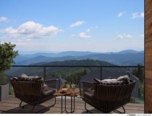 Ein allgemeiner Bergblick oder ein Berglick von des Ferienhauses aus