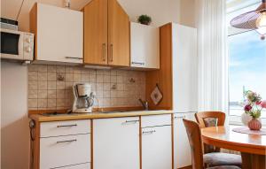 Kuchyň nebo kuchyňský kout v ubytování Nice Apartment In Wurster Nordseeküste