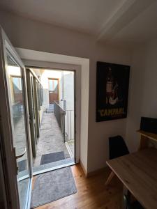 un corridoio con porta per una camera con tavolo di Appartamento centrale Housitaly a Lecco