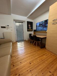 un soggiorno con un divano e un tavolo con sedie di Appartamento centrale Housitaly a Lecco Altre 12 foto