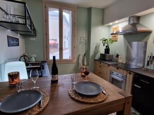 Kuchyň nebo kuchyňský kout v ubytování Chambre double avec salon chez l habitant-Maison Llapasset