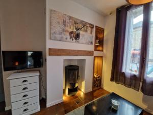 TV a/nebo společenská místnost v ubytování Chambre double avec salon chez l habitant-Maison Llapasset