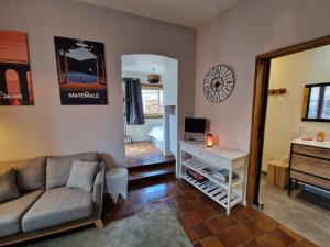 Posezení v ubytování Chambre double avec salon chez l habitant-Maison Llapasset