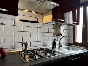 A kitchen or kitchenette at Eleganza in Centro sul Lago - Anguillara Sabazia