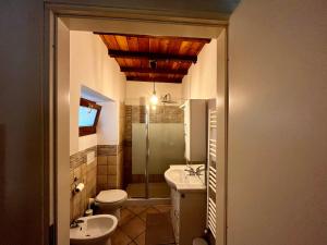 A bathroom at Eleganza in Centro sul Lago - Anguillara Sabazia Még 26 kép