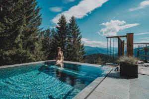Bazén v ubytovaní LUXGUT - Rebecca alebo v jeho blízkosti + 25 fotografií