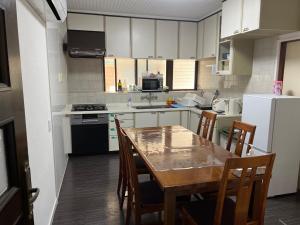 Een keuken of kitchenette bij Marina Bay Atami