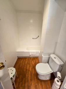 un baño con inodoro y bañera en Acogedor Apartamento, en Vilagarcía de Arousa