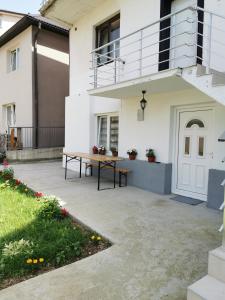 eine Terrasse mit einem Tisch vor einem Haus in der Unterkunft Konak in Plav