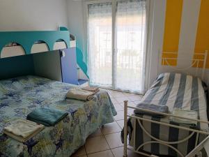 una camera con un letto e un letto a castello di A casa di Berna e Tere a Venturina Terme