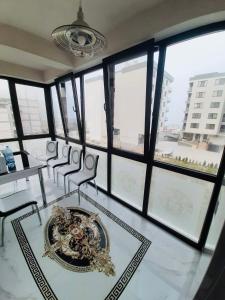 ママイア・ノルドにあるSOF Apartamentの椅子とテーブル、窓が備わる客室です。