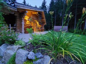 A garden outside Ferienhaus - Chalet - Lechtraum