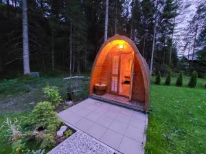 A garden outside Ferienhaus - Chalet - Lechtraum
