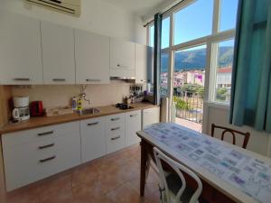 Kuchyň nebo kuchyňský kout v ubytování Apartments Lena