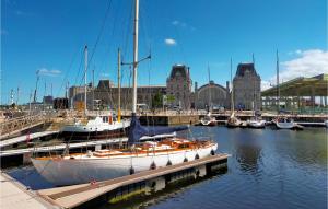 Ein Boot liegt an einem Dock in einem Hafen. in der Unterkunft Amazing Apartment In Oostende in Ostende + 15 Fotos
