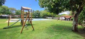 een park met een speeltuin met een schommel bij Guarajuba Summer Flat in Guarajuba