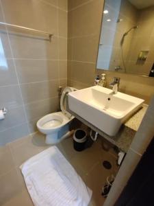 Bilik mandi di Uptown Parksuites Tower 1 BGC +16 gambar