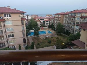 Blick vom Balkon der Wohnhäuser in der Unterkunft Krasi Hotel in Rawda