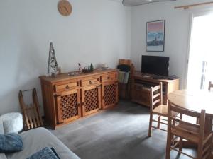 Televisyen dan/atau pusat hiburan di Soleil et Montagne Bâtiment E