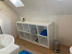 Et badeværelse på Ferienwohnung Waldhöhe -sonniger Balkon-Boxspringbett-Ladestation E-Auto + 43 billeder