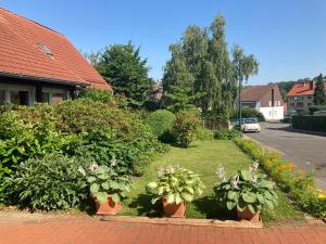 En have udenfor Ferienwohnung Waldhöhe -sonniger Balkon-Boxspringbett-Ladestation E-Auto