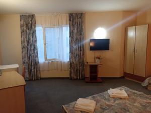 Una televisión o centro de entretenimiento en Krasi Hotel