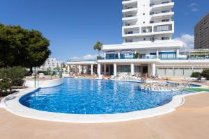 a large swimming pool in front of a building at PARAISO DREAMS in Playa Paraiso