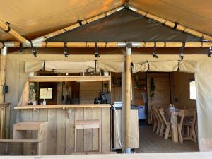 Lounge nebo bar v ubytování Tente chauffé avec piscine lagon