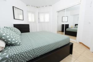 Un dormitorio con una cama y una habitación con un espejo. en PARAISO DREAMS, en Playa Paraiso 18 fotos más