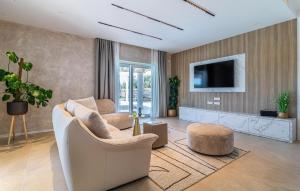 Μια τηλεόραση ή/και κέντρο ψυχαγωγίας στο Beautiful Home In Barban With Sauna
