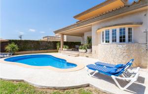 Bazén v ubytování 3 Bedroom Gorgeous Home In Cala Bona nebo v jeho okolí