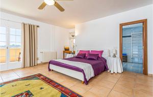 Postel nebo postele na pokoji v ubytování 3 Bedroom Gorgeous Home In Cala Bona