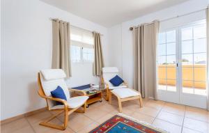 Posezení v ubytování 3 Bedroom Gorgeous Home In Cala Bona