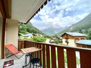 a balcony with a table and chairs and mountains at Magnifique 3 Pièces 60m2 central et proximité du lac in Bozel