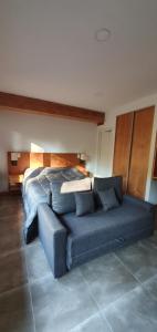 una sala de estar con una cama y un sofá en Loft Las Retamas VLA, en Villa La Angostura