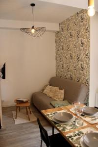 ein Wohnzimmer mit Couch und Tisch in der Unterkunft Cocon Bourguignon in Villers-la-Faye + 26 Fotos