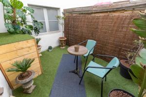 a small garden with a small table and chairs at Les deux clefs acte 2 in Mont-de-Marsan