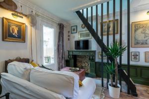 a living room with a white couch and a fireplace at Les Deux Clefs - Acte 2 in Mont-de-Marsan