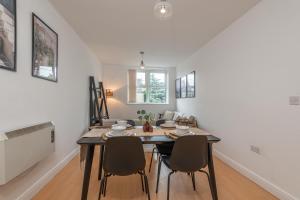 Φωτογραφία από το άλμπουμ του 3-Bed Serviced Apt near M62, Leeds - Ideal for Up to 6 Guests - Long Stay Options - Free Parking and Wifi σε Morley