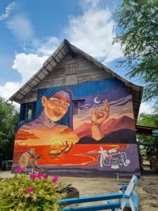 圣玛尔塔Playa del Ritmo Beach Hostel & Bar - Adults Only的侧面有绘画的建筑物