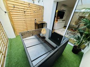 une vue d'une maison avec une porte vitrée et un patio dans l'établissement Le Bel Air - Terrasse - WIFI, à Bègles