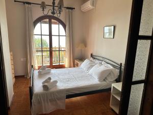 Giường trong phòng chung tại Seven Keys house