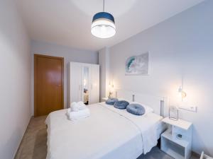 Ένα ή περισσότερα κρεβάτια σε δωμάτιο στο Lloret apartment & parking +44 φωτογραφίες