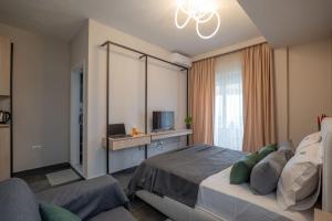 une chambre avec un lit et un bureau avec une télévision dans l'établissement Villa Green Garden, à Saranda 112 autres photos