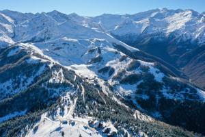 an aerial view of a mountain range with snow at Appartement Le SKICOSY à Guzet Neige in Ustou