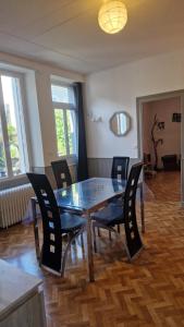 a dining room table and chairs in a room at Maison de ville avec jardin à 2 pas des Marais et quelques mns du centre-ville in Bourges +6 photos