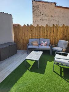 Posezení v ubytování Maison de Vacances 2 Chambres avec rooftop